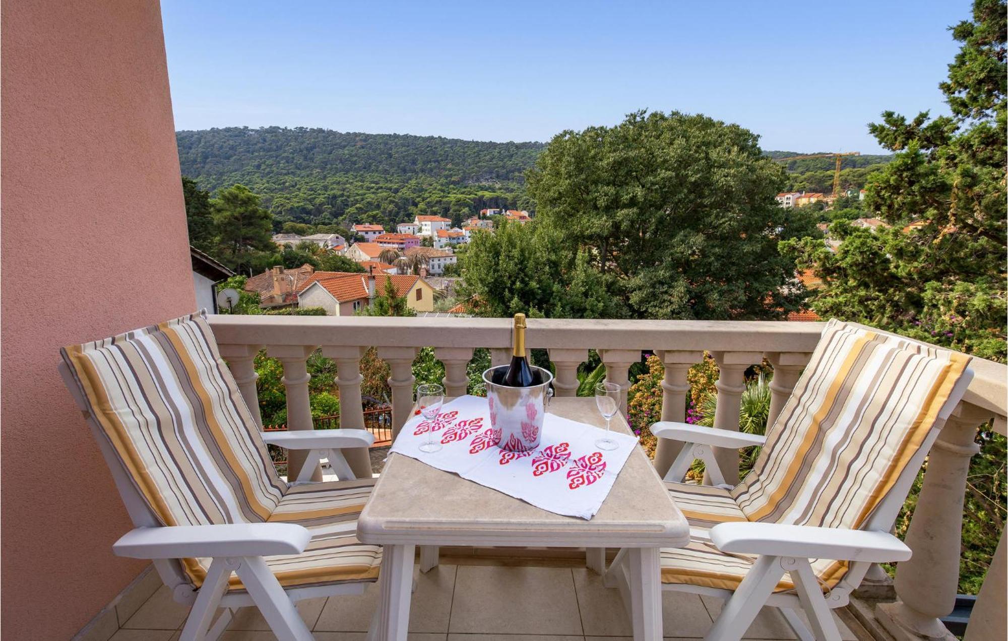 Beautiful apartment in Veli Losinj with 2 Bedrooms&WiFi Buitenkant foto